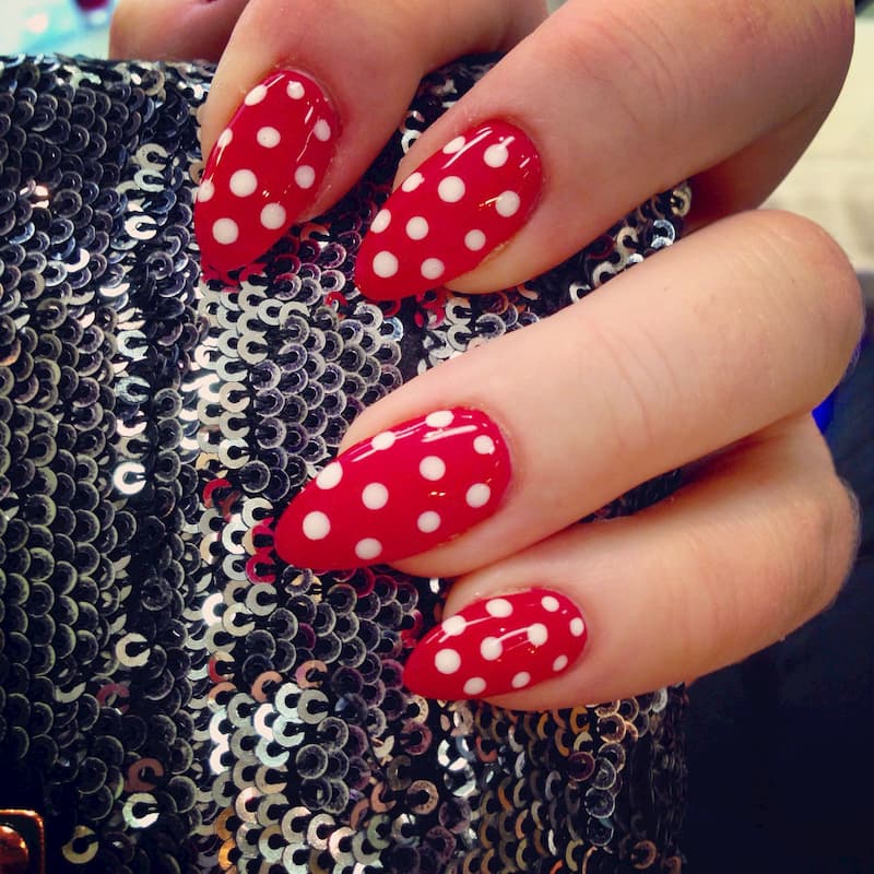 Mẫu nail màu đỏ chấm bi hình 2