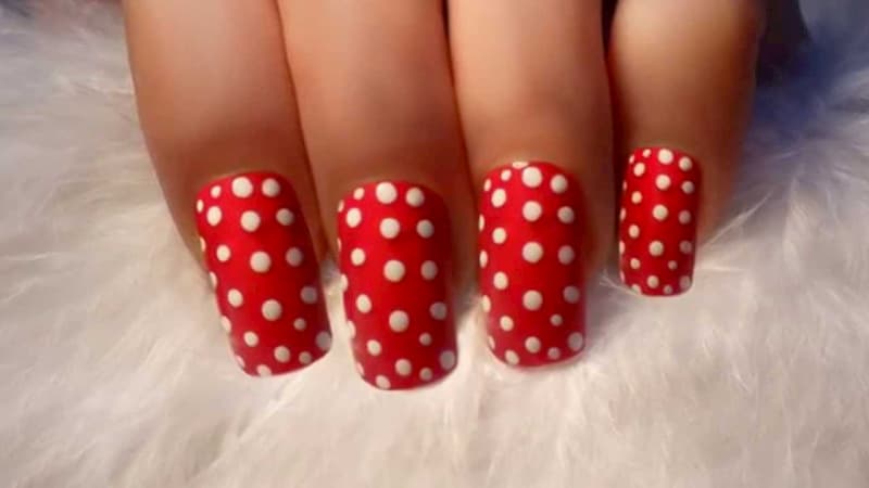 Mẫu nail màu đỏ chấm bi hình 1