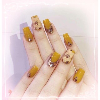 Mẫu nail 3D tông vàng nổi bật 