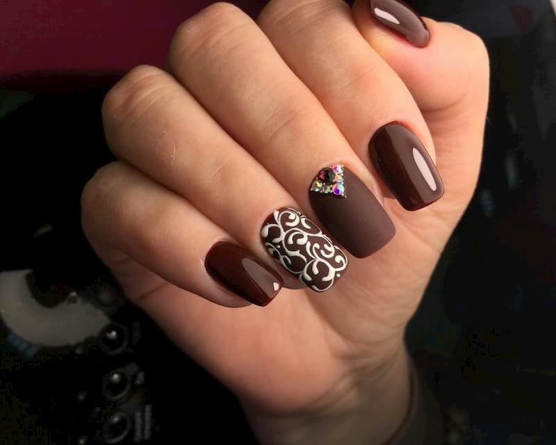Mẫu nail màu nâu cách điệu 