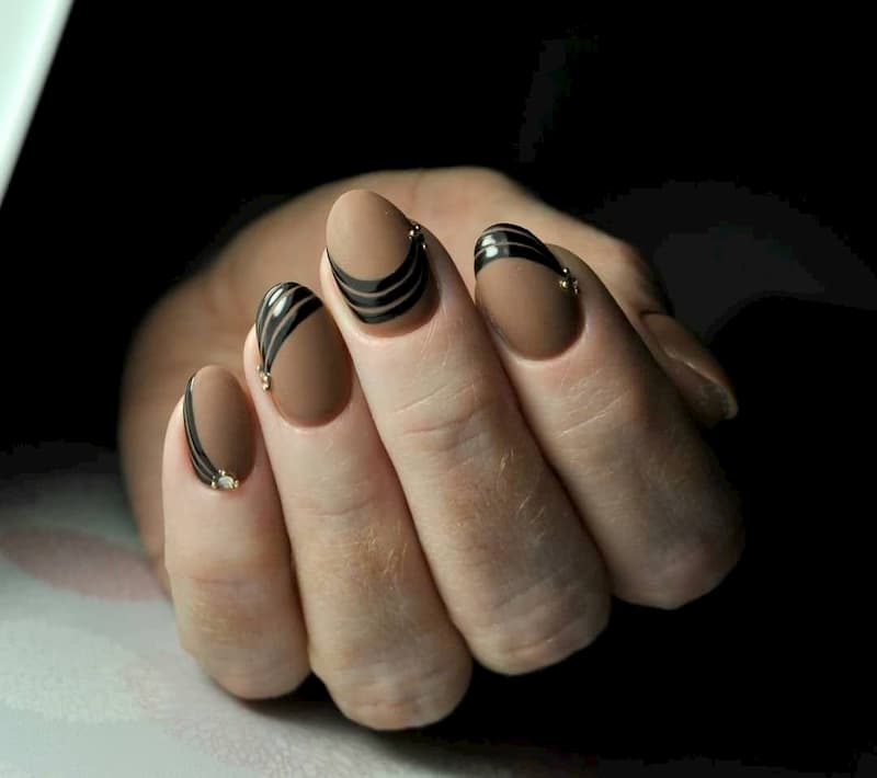 Mẫu nail màu nâu sữa biến tấu 