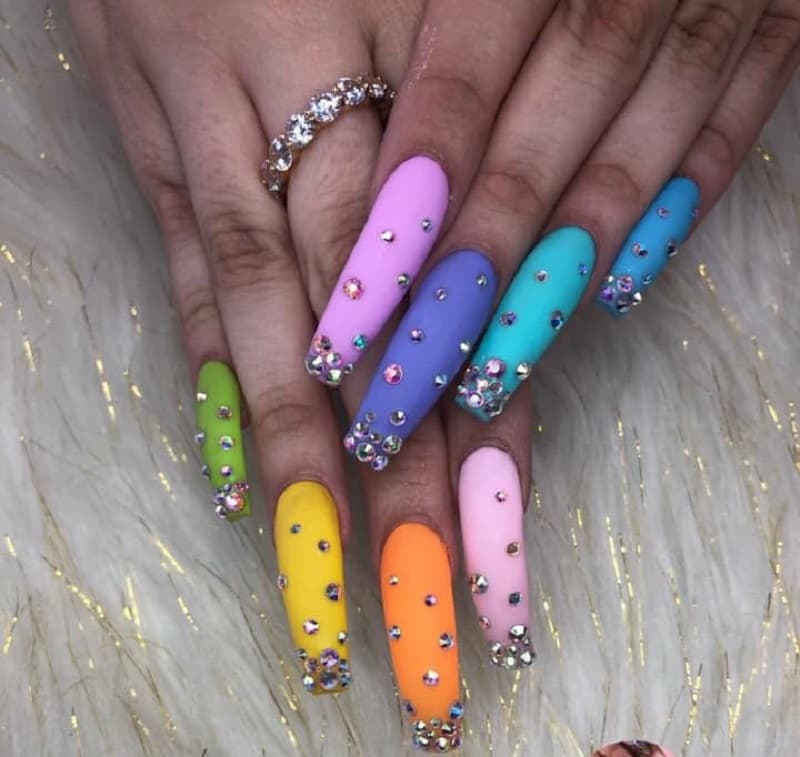 Mẫu nail cầu vồng đính đá