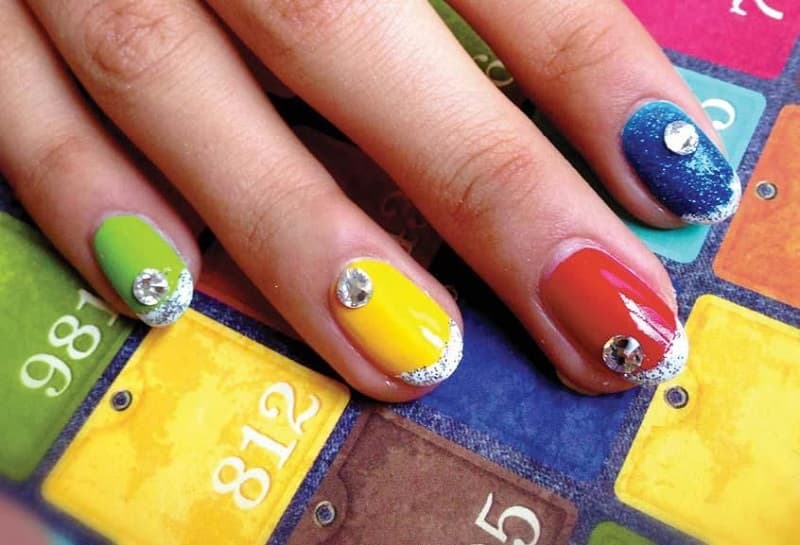 Mẫu nail cầu vồng đính đá 1