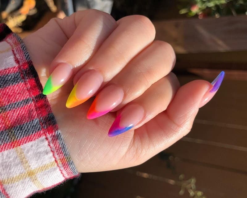 Nail cầu vồng kẻ chỉ đẹp