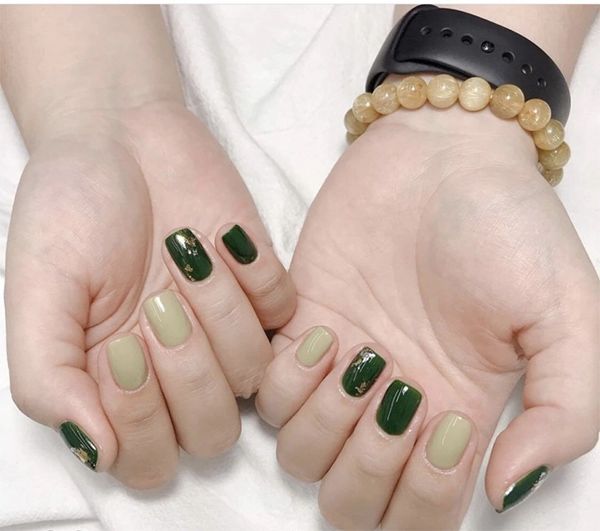 Mẫu nail màu xanh rêu cách điệu