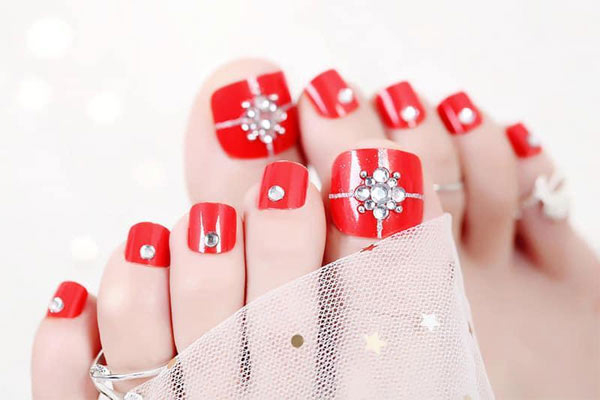 Mẫu nail chân đẹp đơn giản đính đá lấp lánh