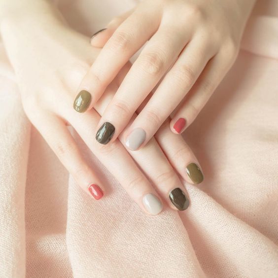 mẫu nail xanh rêu ấn tượng 