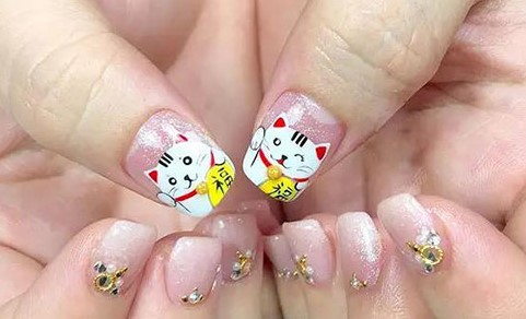 Mẫu nail con mèo thần tài ấn tượng