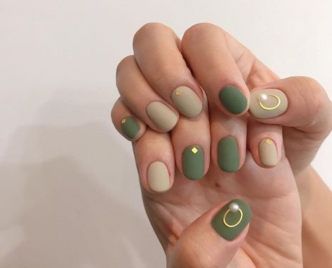 mẫu nail xanh rêu đính đá