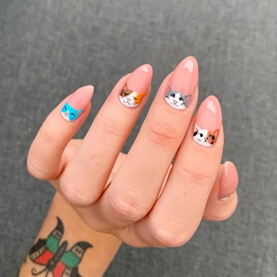Mẫu nail hình con mèo đa sắc nổi bật