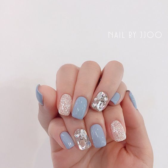mẫu nail màu xanh đính đá