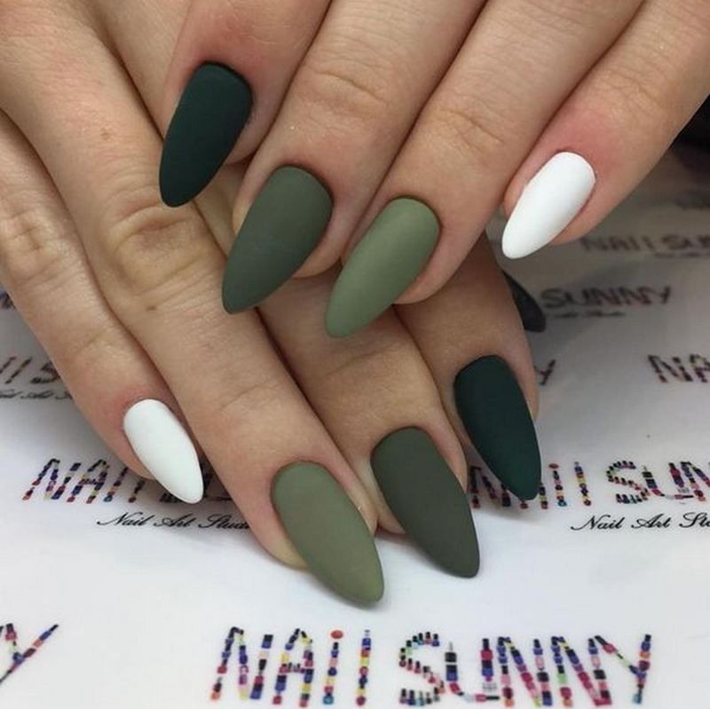 Mẫu nail xanh rêu phối màu