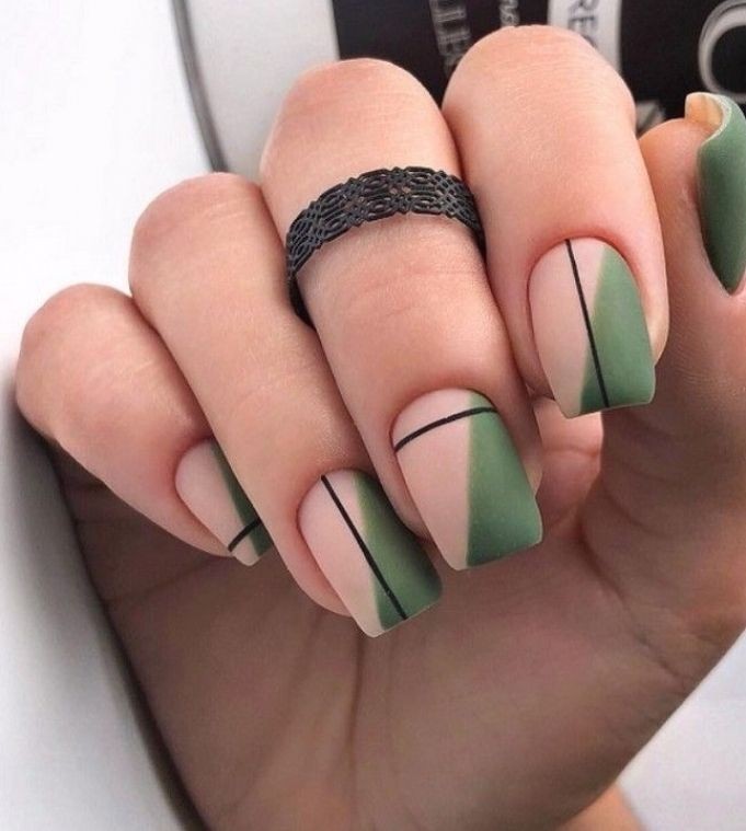 Mẫu nail xanh rêu họa tiết sọc kẻ 