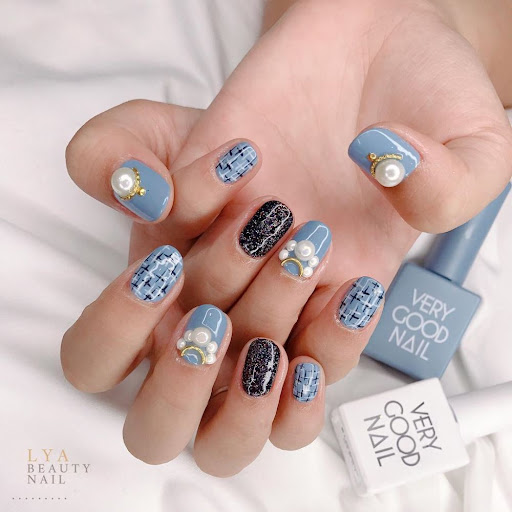 mẫu nail màu xanh nổi bật