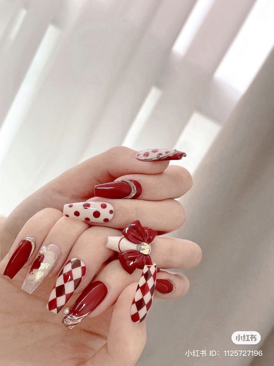 Mẫu nail quyến rũ màu đỏ mận 