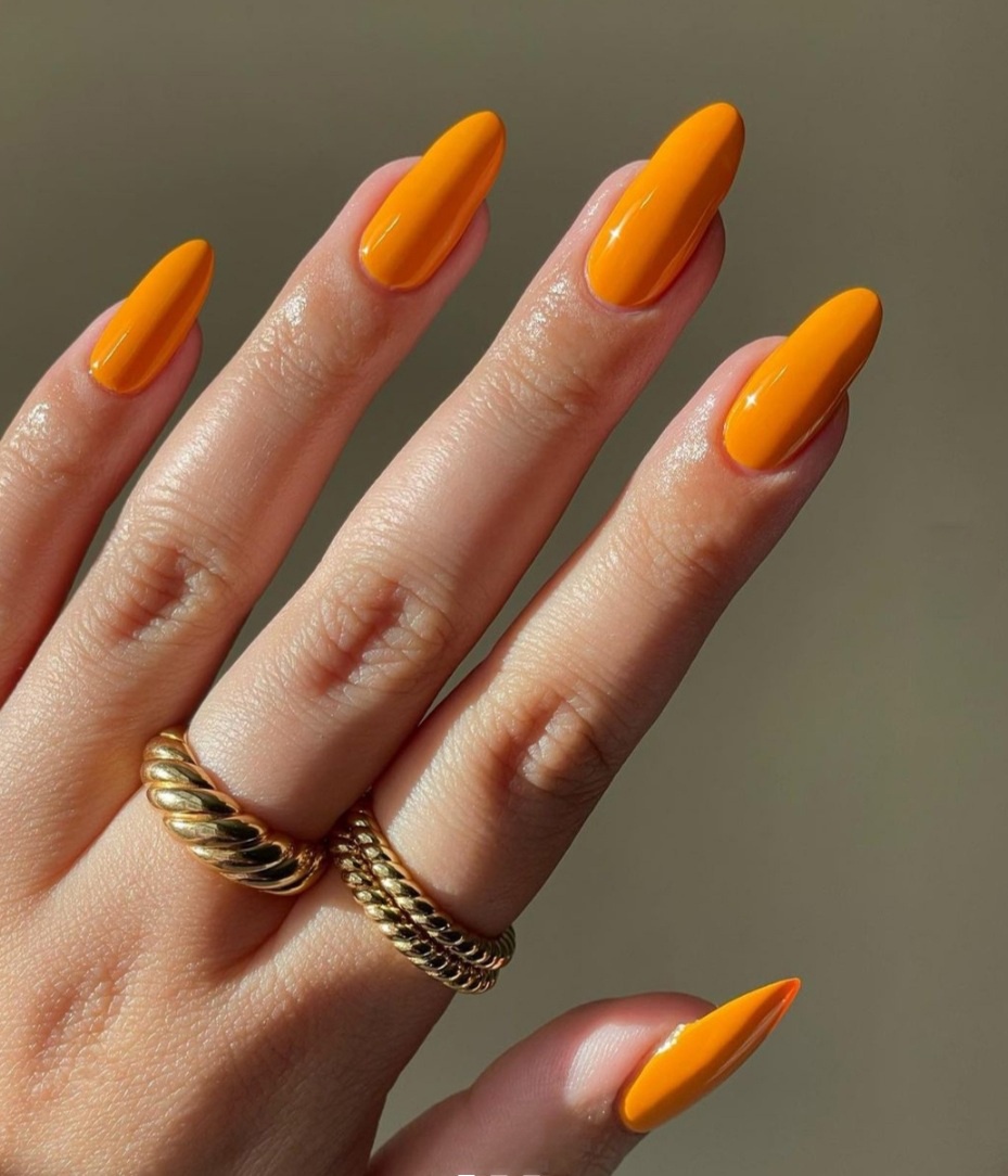 mẫu nail ấn tượng sắc vàng cho mùa thu đông