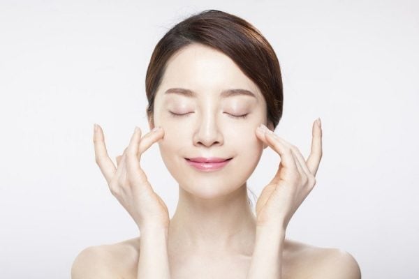 Chăm sóc da mặt bằng cách dưỡng ẩm cho da có tốt không?