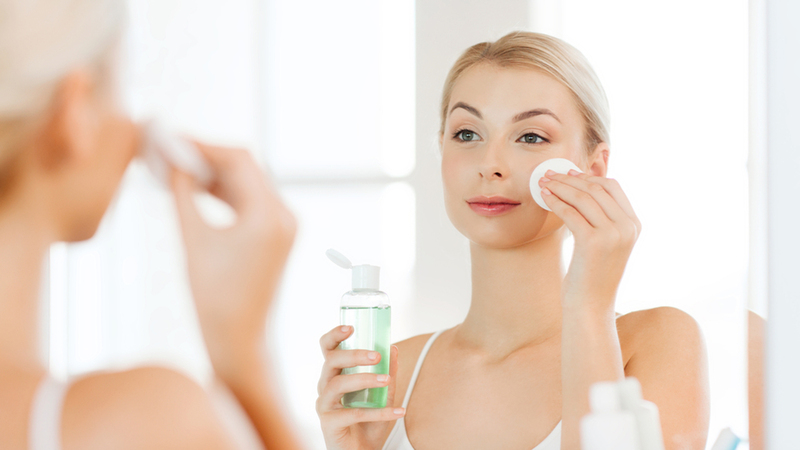 Sự khác biệt giữa nước tẩy trang và dầu tẩy trang khi chăm sóc da mặt