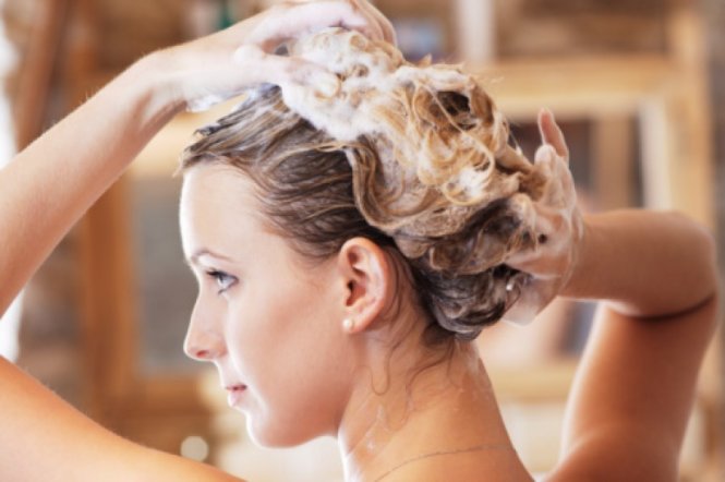 Chăm sóc tóc bằng dầu gội trị gàu có tác dụng gì cho da đầu