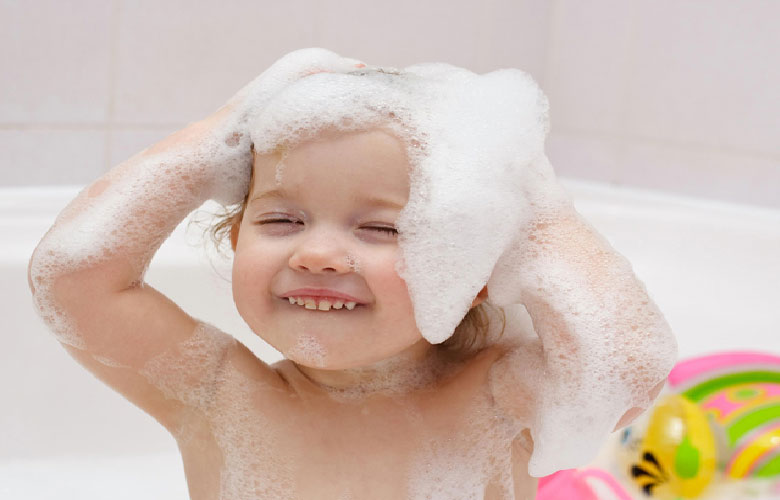 Tắm gội trẻ em: Cách tắm gội đúng cách để trẻ luôn sạch và khỏe mạnh