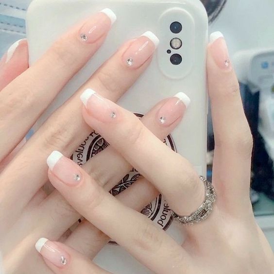 Mẫu nail tự nhiên kiểu Pháp 2024 