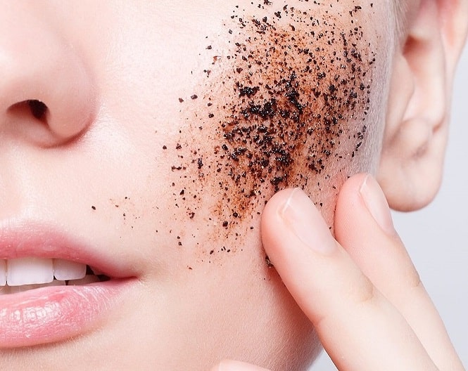 Chăm sóc da mặt bằng việc tẩy tế bào chết có ảnh hưởng da mặt không?