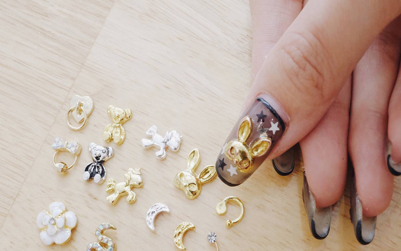 Mẫu nail đính charm lộng lẫy 2024 