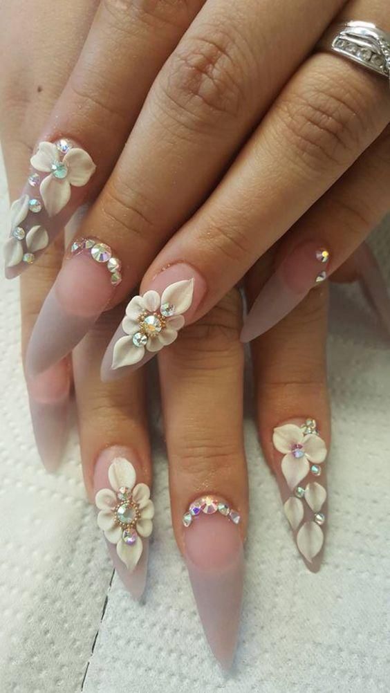 Mẫu nail đính charm độc đáo 2024