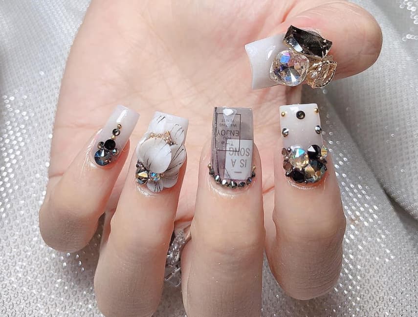 Mẫu nail đính charm độc đáo 