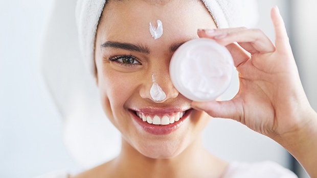 Chăm sóc da mặt bằng việc dưỡng ẩm cho da không bị khô