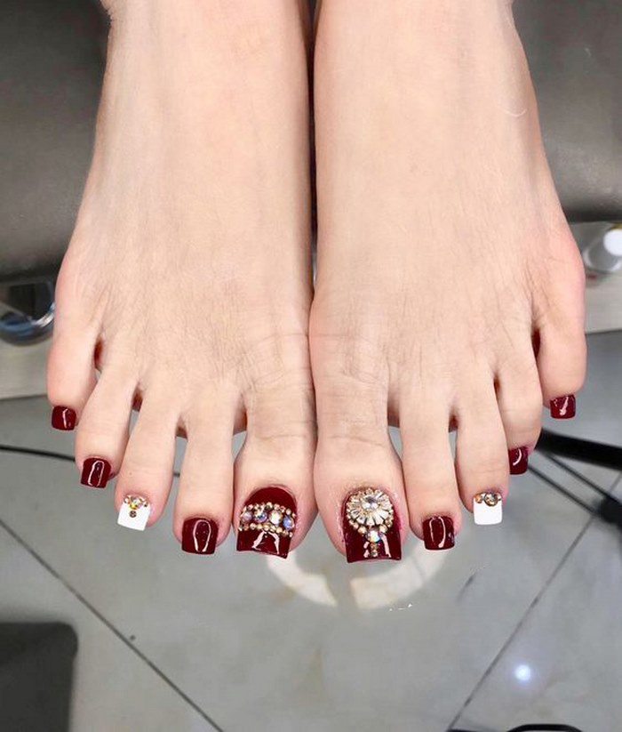 mau-nail-chan-dep-dinh-da Mẫu nail chân đẹp đính đá