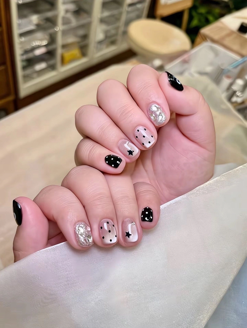 mẫu nail tay màu đen