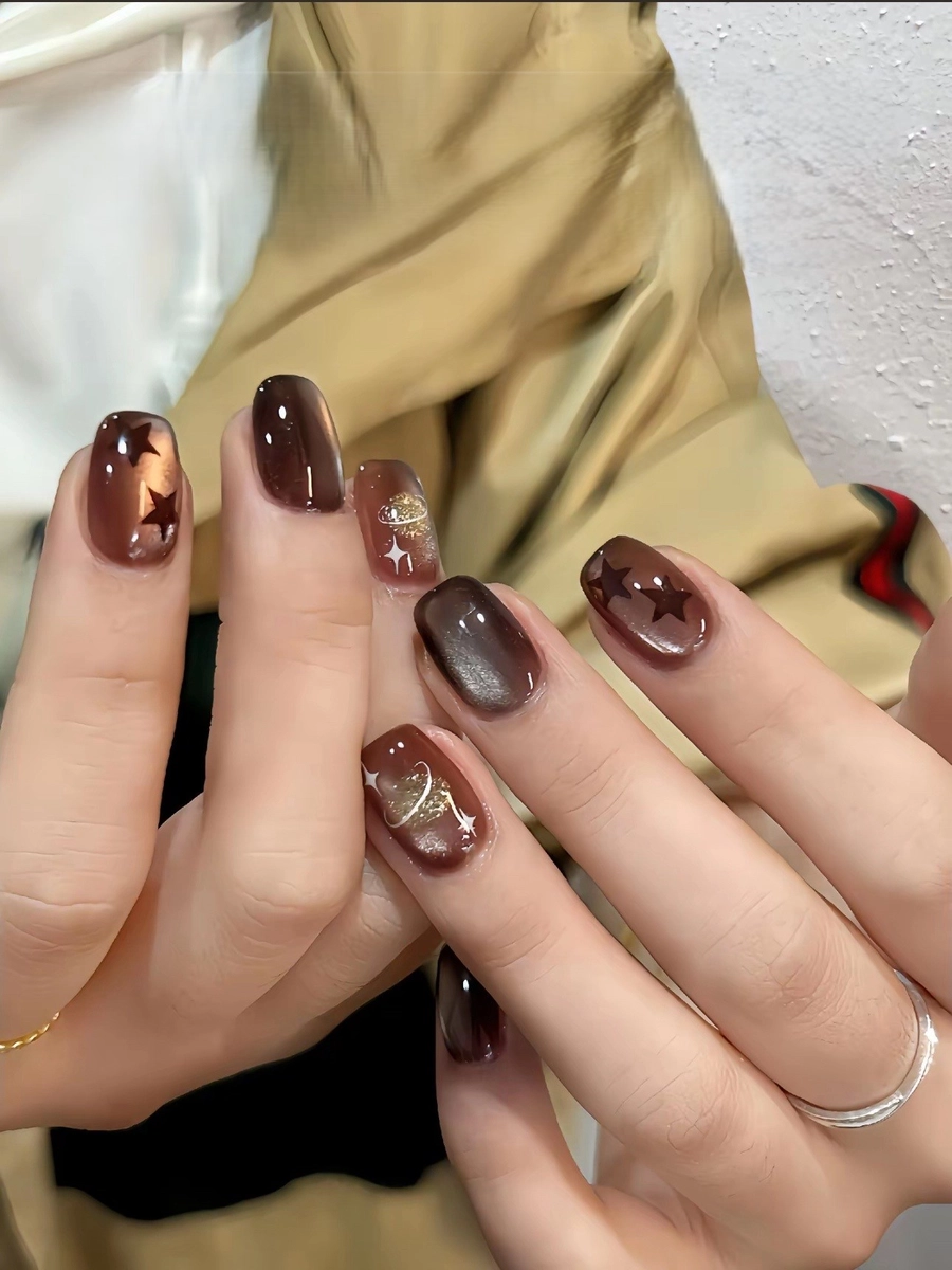 Màu sơn móng tay màu nâu mắt mèo