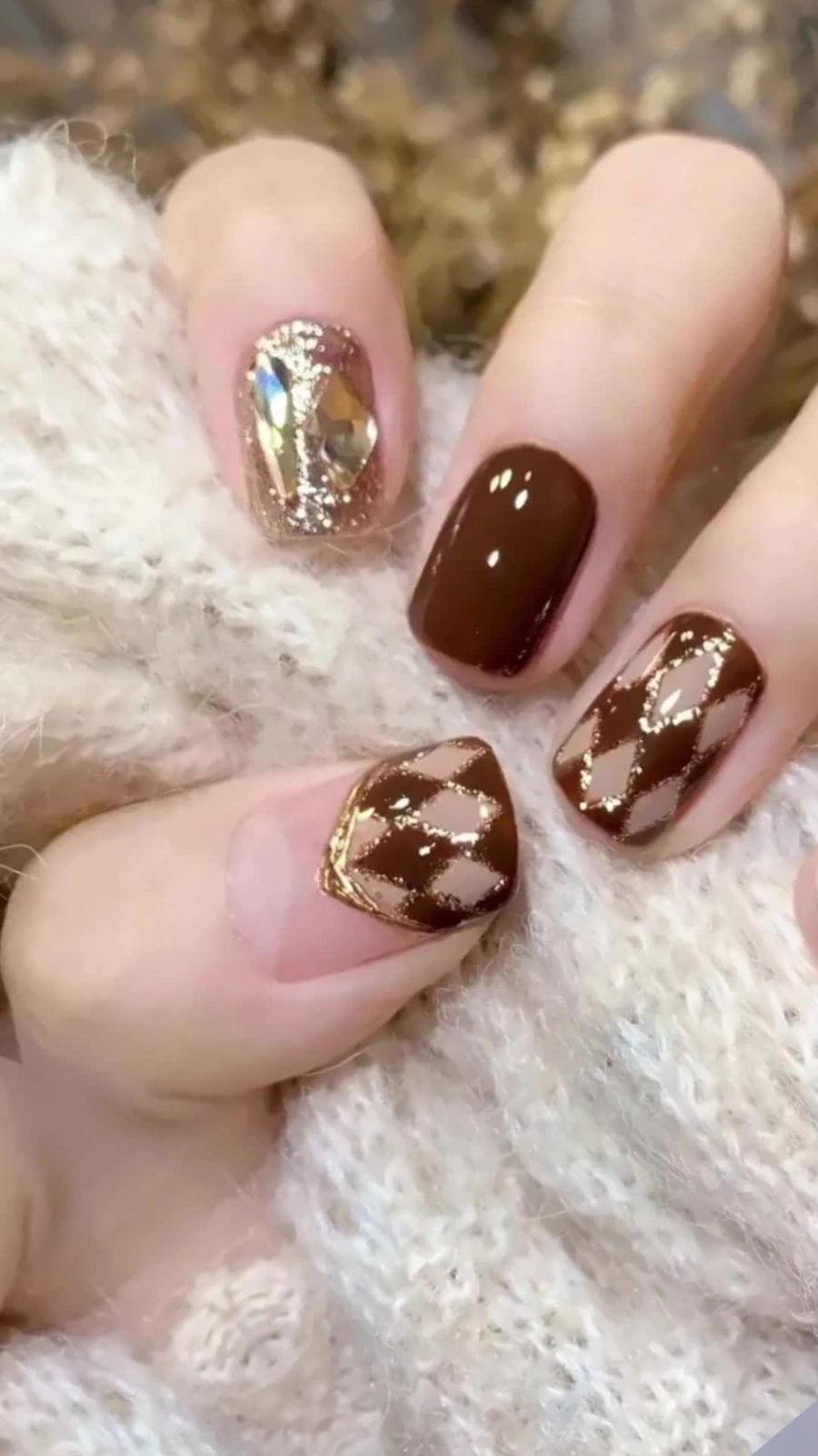 nail tay màu nâu đính đá lấp lánh