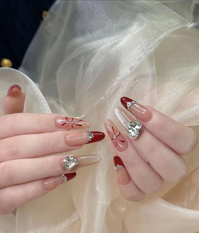 mẫu nail tay màu đỏ form thon gọn tay