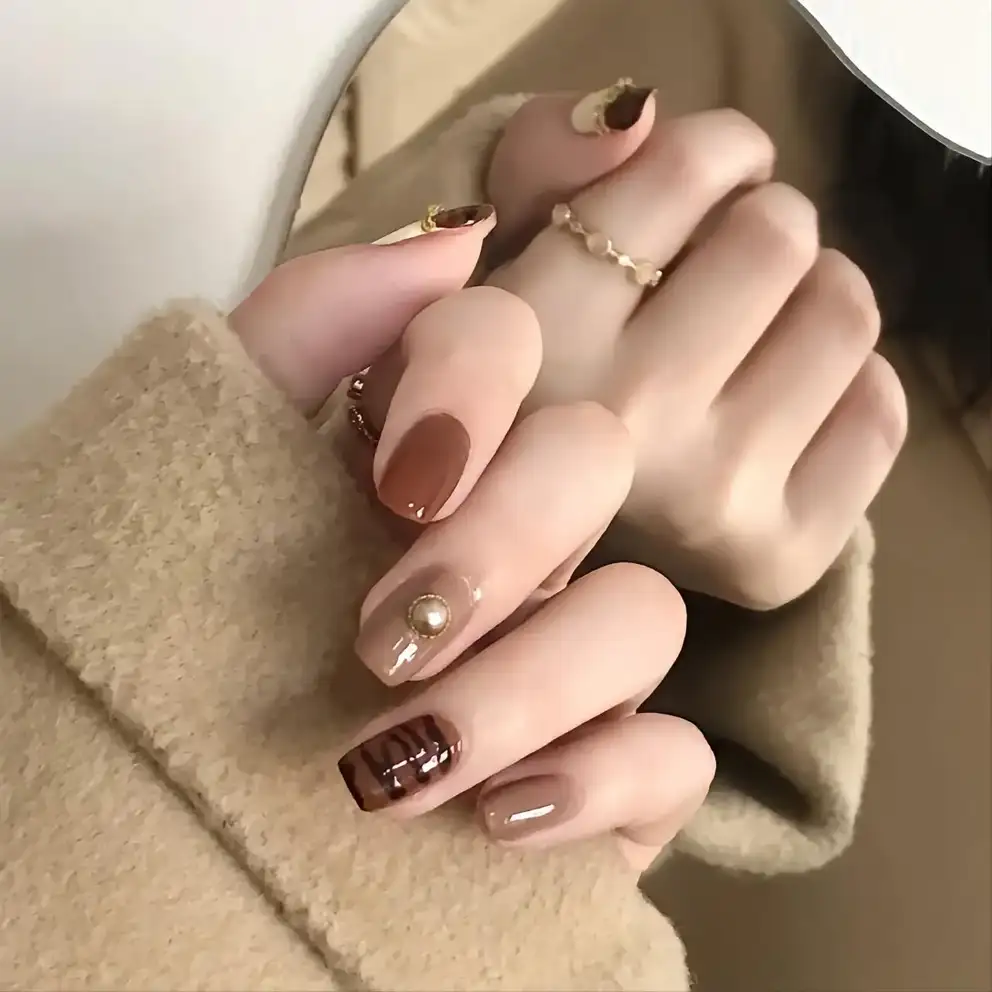 sơn móng tay màu nâu sữa nhẹ nhàng